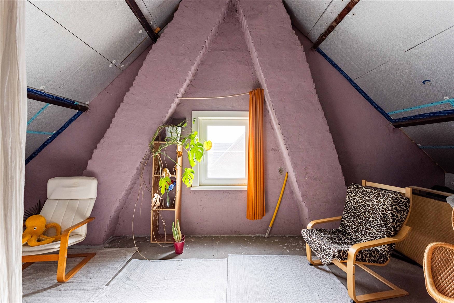 In Sleidinge, rustig en tegelijk verrassend goed verbonden met Gent, ontdek je deze stijlvolle halfopen gezinswoning met een tuin die meteen de sfeer ...