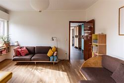 In Sleidinge, rustig en tegelijk verrassend goed verbonden met Gent, ontdek je deze stijlvolle halfopen gezinswoning met een tuin die meteen de sfeer ...