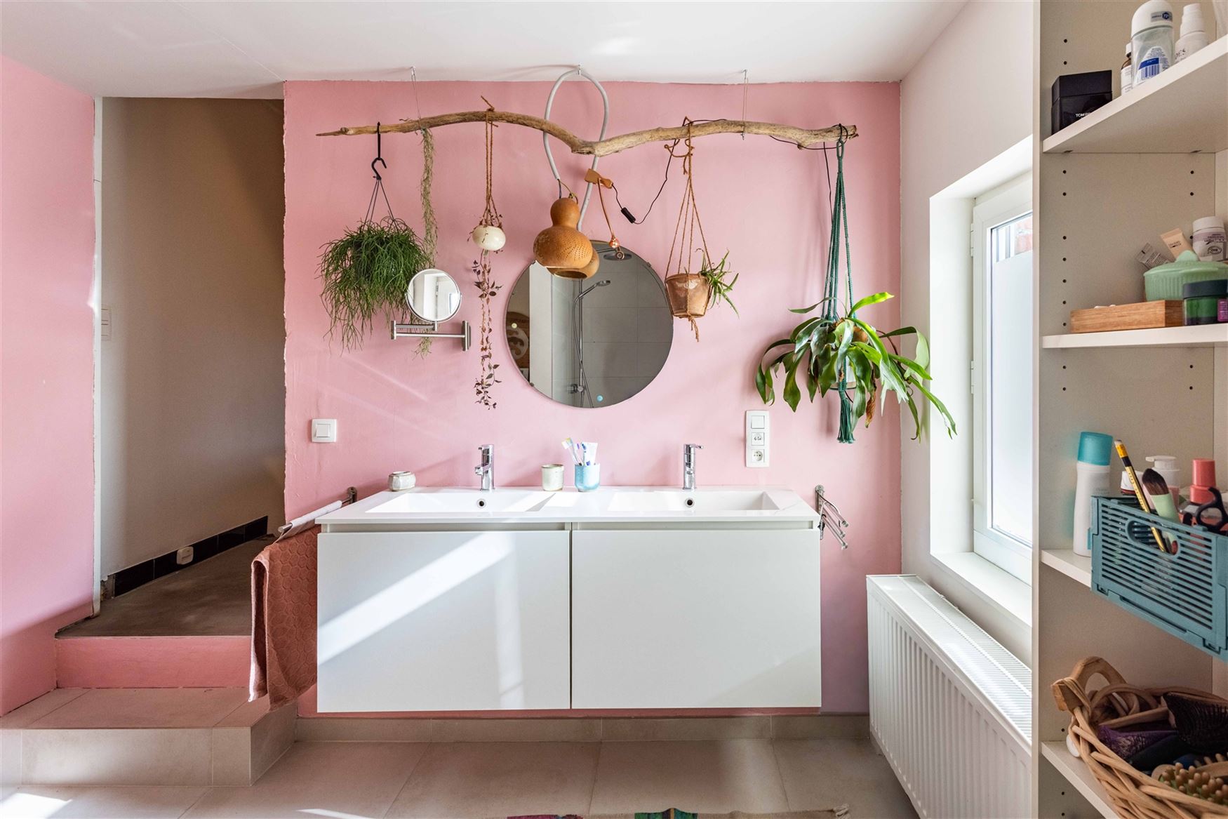 In Sleidinge, rustig en tegelijk verrassend goed verbonden met Gent, ontdek je deze stijlvolle halfopen gezinswoning met een tuin die meteen de sfeer ...