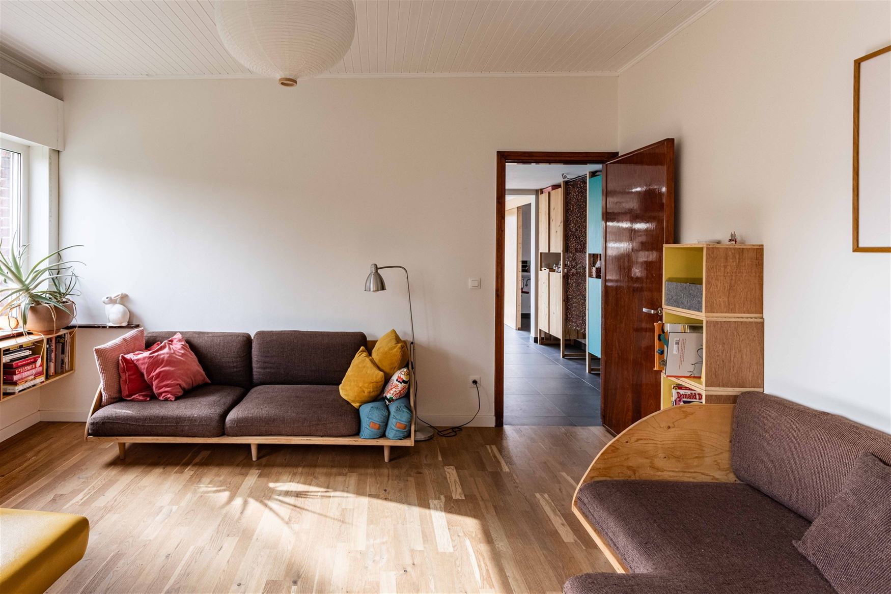 In Sleidinge, rustig en tegelijk verrassend goed verbonden met Gent, ontdek je deze stijlvolle halfopen gezinswoning met een tuin die meteen de sfeer ...