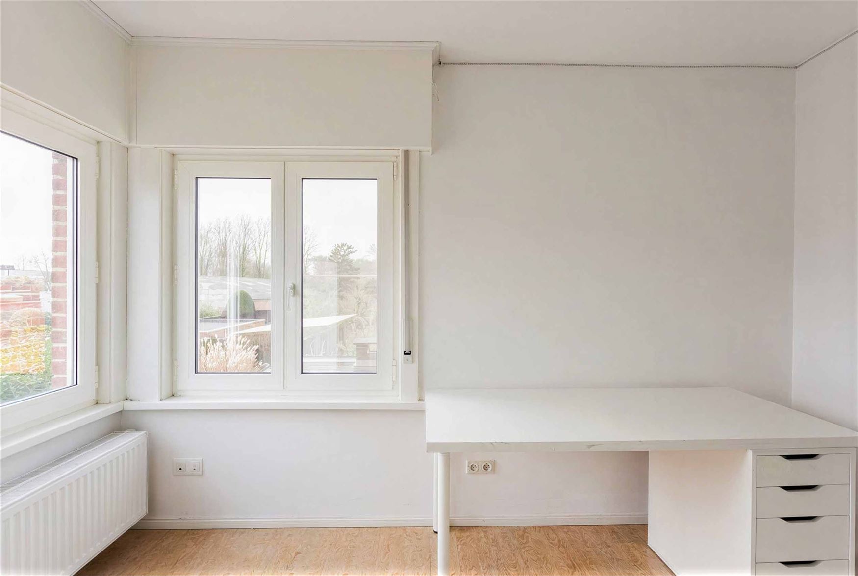 In Sleidinge, rustig en tegelijk verrassend goed verbonden met Gent, ontdek je deze stijlvolle halfopen gezinswoning met een tuin die meteen de sfeer ...