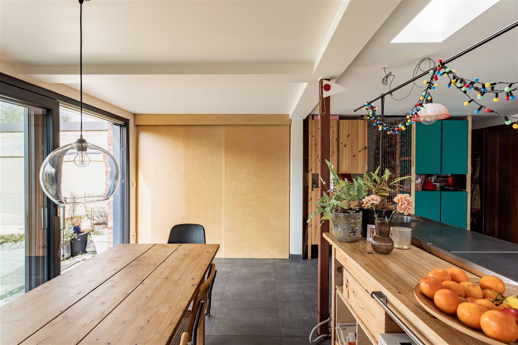 In Sleidinge, rustig en tegelijk verrassend goed verbonden met Gent, ontdek je deze stijlvolle halfopen gezinswoning met een tuin die meteen de sfeer ...