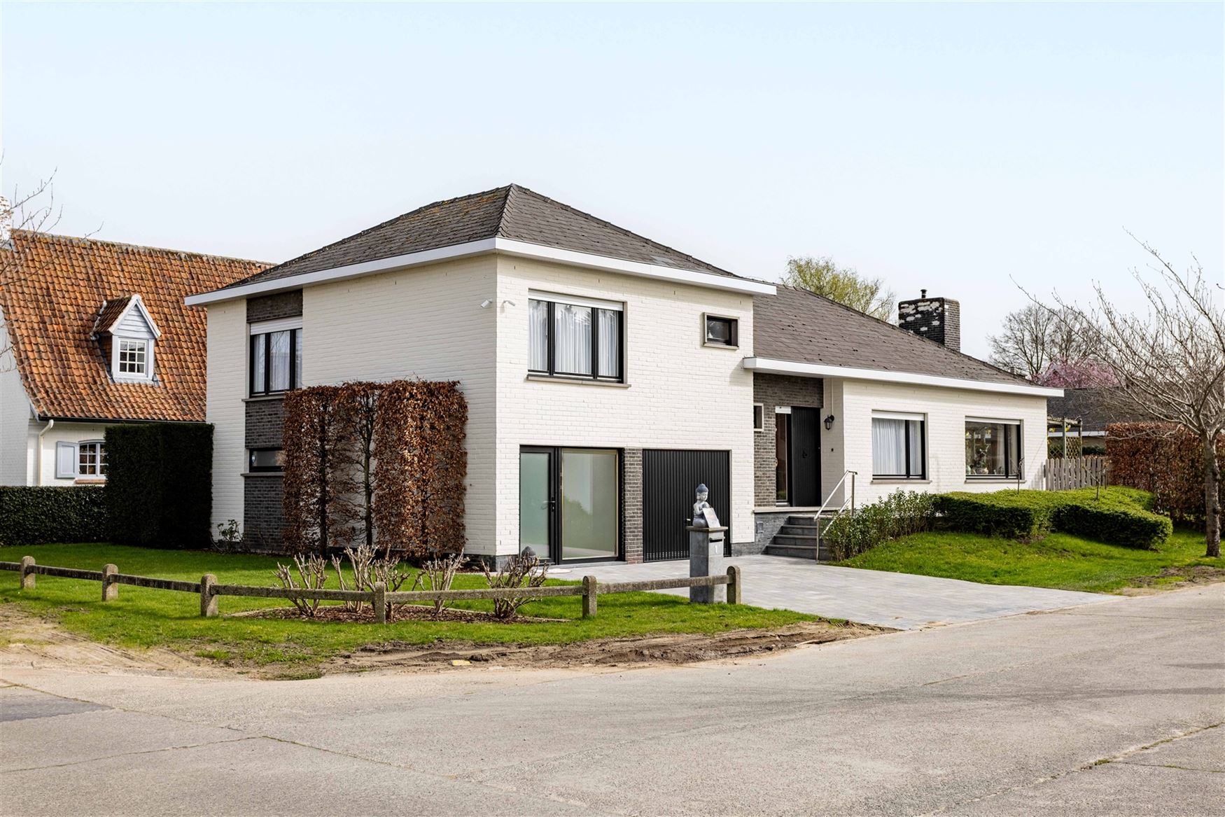 Op een rustige plek vlak bij het centrum van De Pinte ligt deze ruime woning te wachten op een nieuwe toekomst. Een huis met sterke structuur, mooie v...