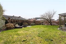 Op een rustige plek vlak bij het centrum van De Pinte ligt deze ruime woning te wachten op een nieuwe toekomst. Een huis met sterke structuur, mooie v...