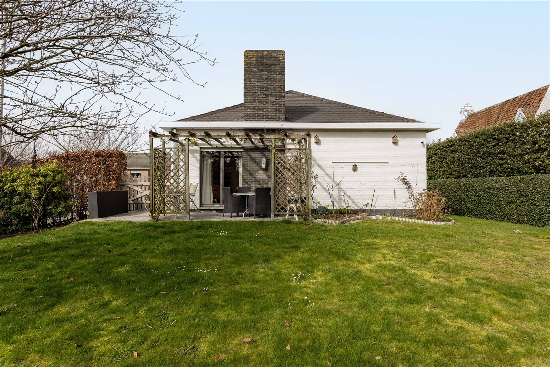 Op een rustige plek vlak bij het centrum van De Pinte ligt deze ruime woning te wachten op een nieuwe toekomst. Een huis met sterke structuur, mooie v...