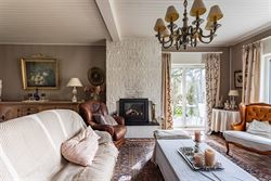 Op een rustige plek vlak bij het centrum van De Pinte ligt deze ruime woning te wachten op een nieuwe toekomst. Een huis met sterke structuur, mooie v...