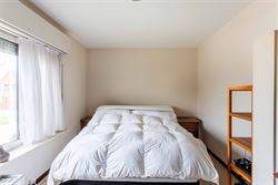 Op een rustige plek vlak bij het centrum van De Pinte ligt deze ruime woning te wachten op een nieuwe toekomst. Een huis met sterke structuur, mooie v...