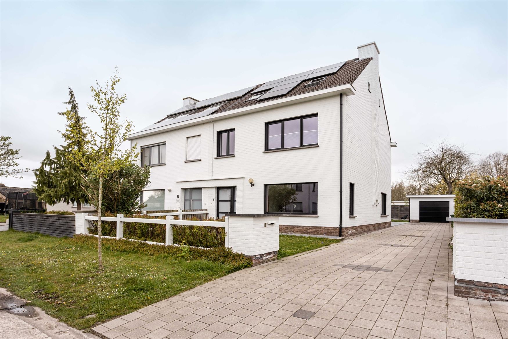 In de Hazestropdreef in Drongen staat deze volledig vernieuwde halfopen woning. Rustige en kindvriendelijke buurt, met Gent vlakbij. Hier woon je ruim...