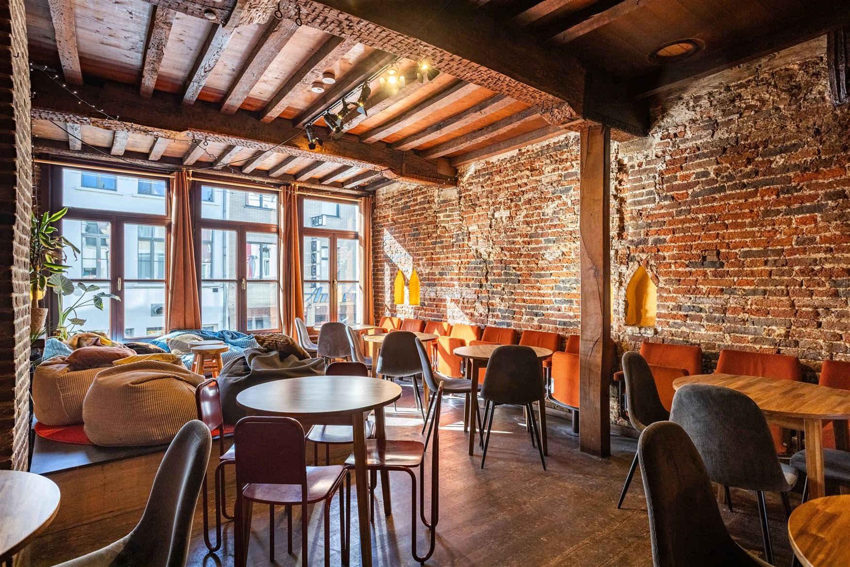 Bent u op zoek naar een karaktervol investeringspand op een topligging in het hart van Gent? Dit horecapand op de Steendam bevindt zich in het histori...