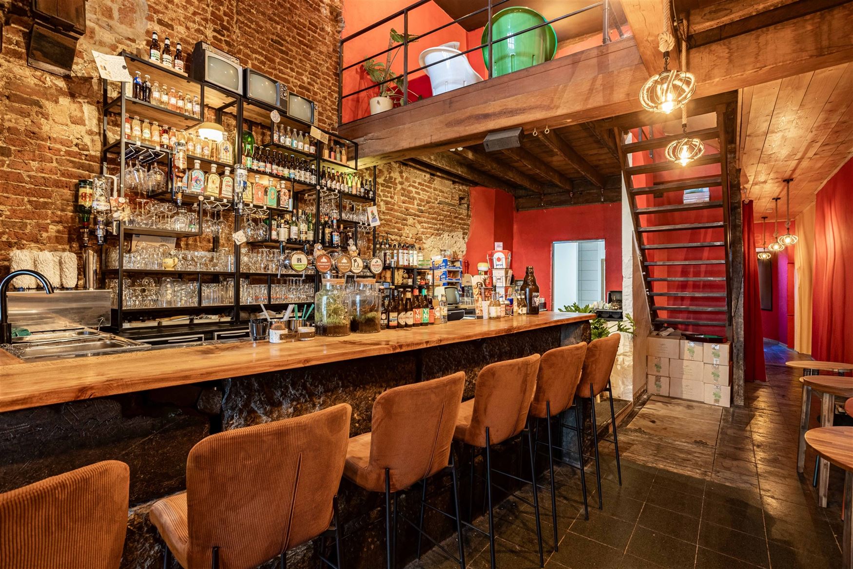 Bent u op zoek naar een karaktervol investeringspand op een topligging in het hart van Gent? Dit horecapand op de Steendam bevindt zich in het histori...