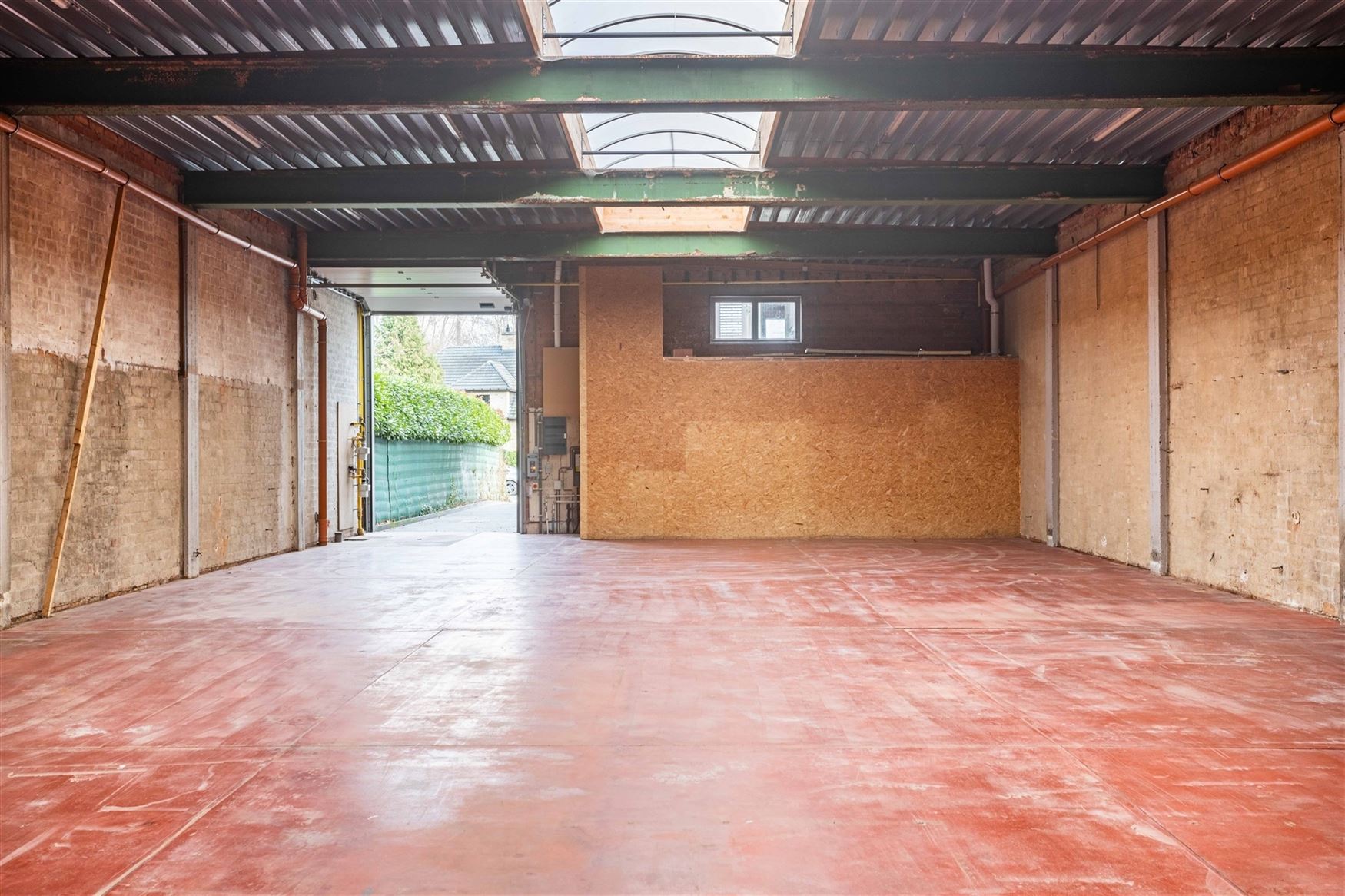 Dit veelzijdige pand is uitstekend gelegen langs de Hundelgemsesteenweg in Merelbeke, een commerciële topligging met sterke zichtbaarheid en vlotte v...