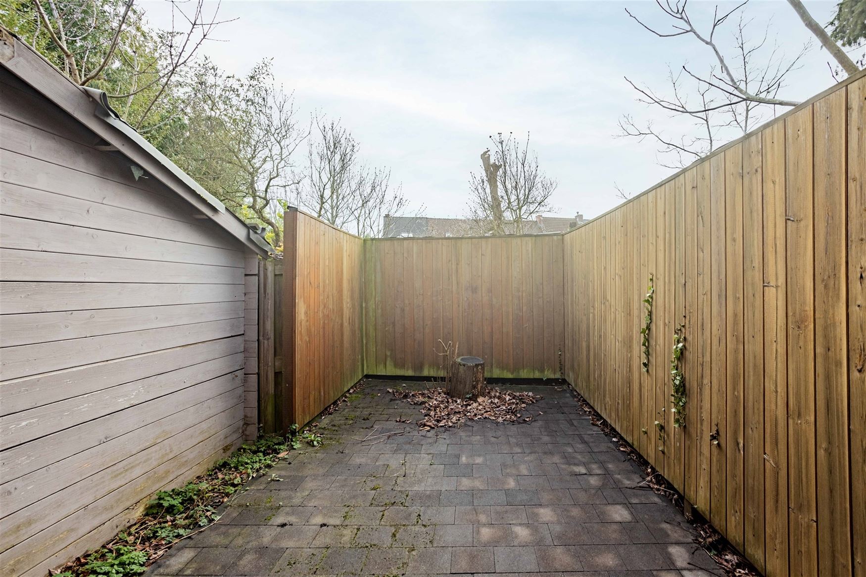 Dit veelzijdige pand is uitstekend gelegen langs de Hundelgemsesteenweg in Merelbeke, een commerciële topligging met sterke zichtbaarheid en vlotte v...
