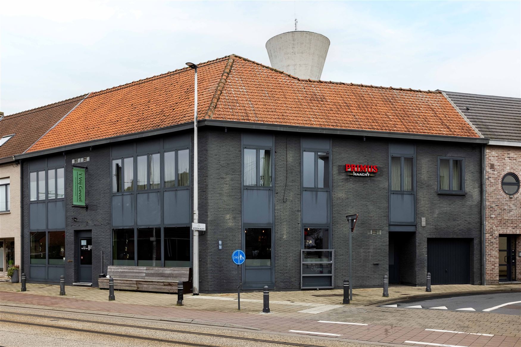 Dit horecapand met bovenliggende woonst bevindt zich op een strategische locatie in Zwijnaarde, vlakbij de R4 en met een vlotte verbinding naar Gent e...