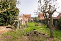 In Sleidinge, rustig en tegelijk verrassend goed verbonden met Gent, ontdek je deze stijlvolle halfopen gezinswoning met een tuin die meteen de sfeer ...