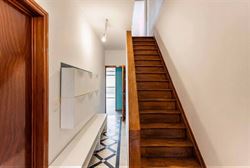 In Sleidinge, rustig en tegelijk verrassend goed verbonden met Gent, ontdek je deze stijlvolle halfopen gezinswoning met een tuin die meteen de sfeer ...