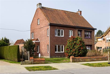 In Sleidinge, rustig en tegelijk verrassend goed verbonden met Gent, ontdek je deze stijlvolle halfopen gezinswoning met een tuin die meteen de sfeer ...