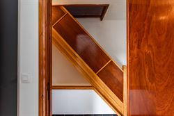 In Sleidinge, rustig en tegelijk verrassend goed verbonden met Gent, ontdek je deze stijlvolle halfopen gezinswoning met een tuin die meteen de sfeer ...