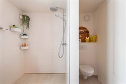 In Sleidinge, rustig en tegelijk verrassend goed verbonden met Gent, ontdek je deze stijlvolle halfopen gezinswoning met een tuin die meteen de sfeer ...