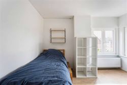 In Sleidinge, rustig en tegelijk verrassend goed verbonden met Gent, ontdek je deze stijlvolle halfopen gezinswoning met een tuin die meteen de sfeer ...