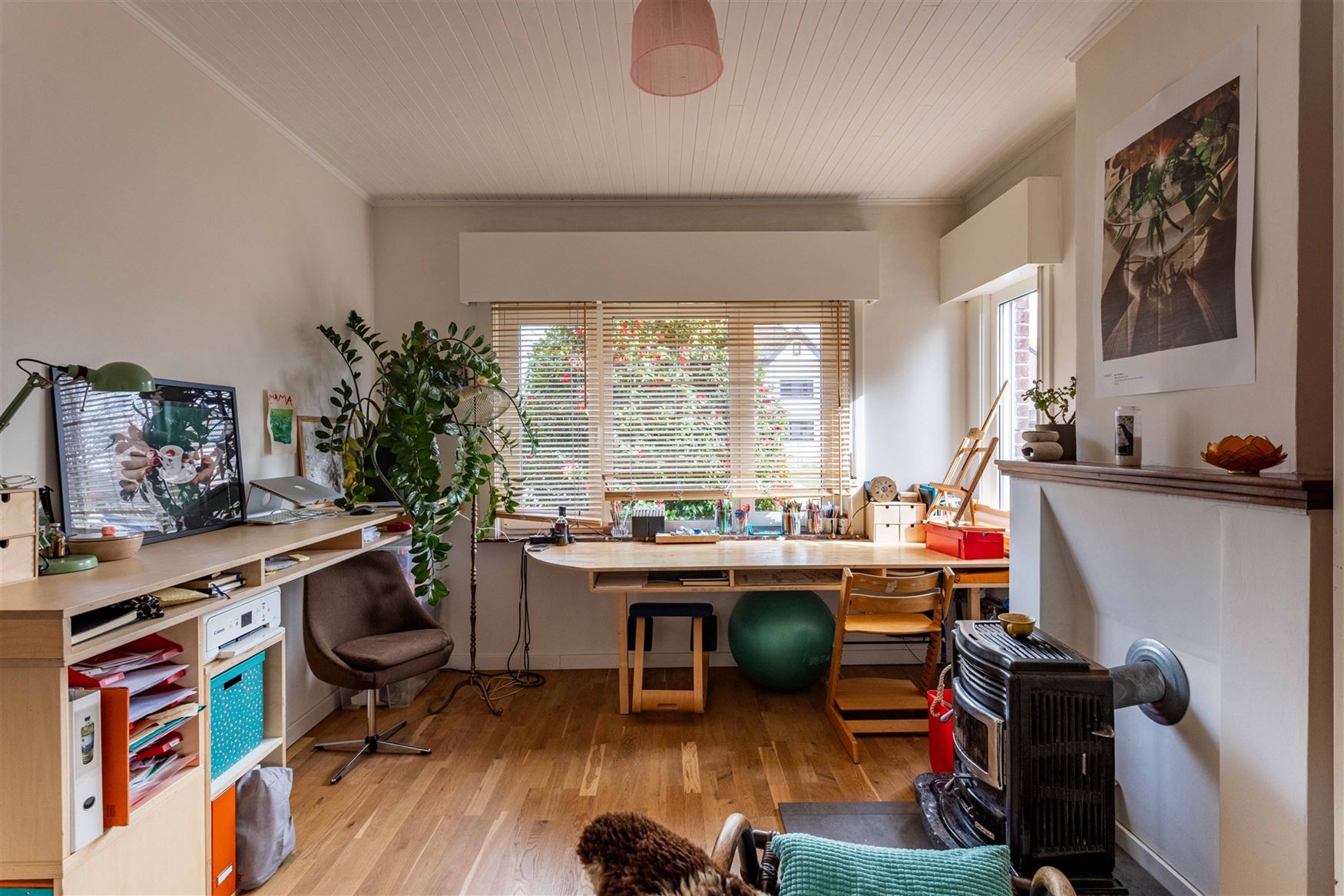 In Sleidinge, rustig en tegelijk verrassend goed verbonden met Gent, ontdek je deze stijlvolle halfopen gezinswoning met een tuin die meteen de sfeer ...