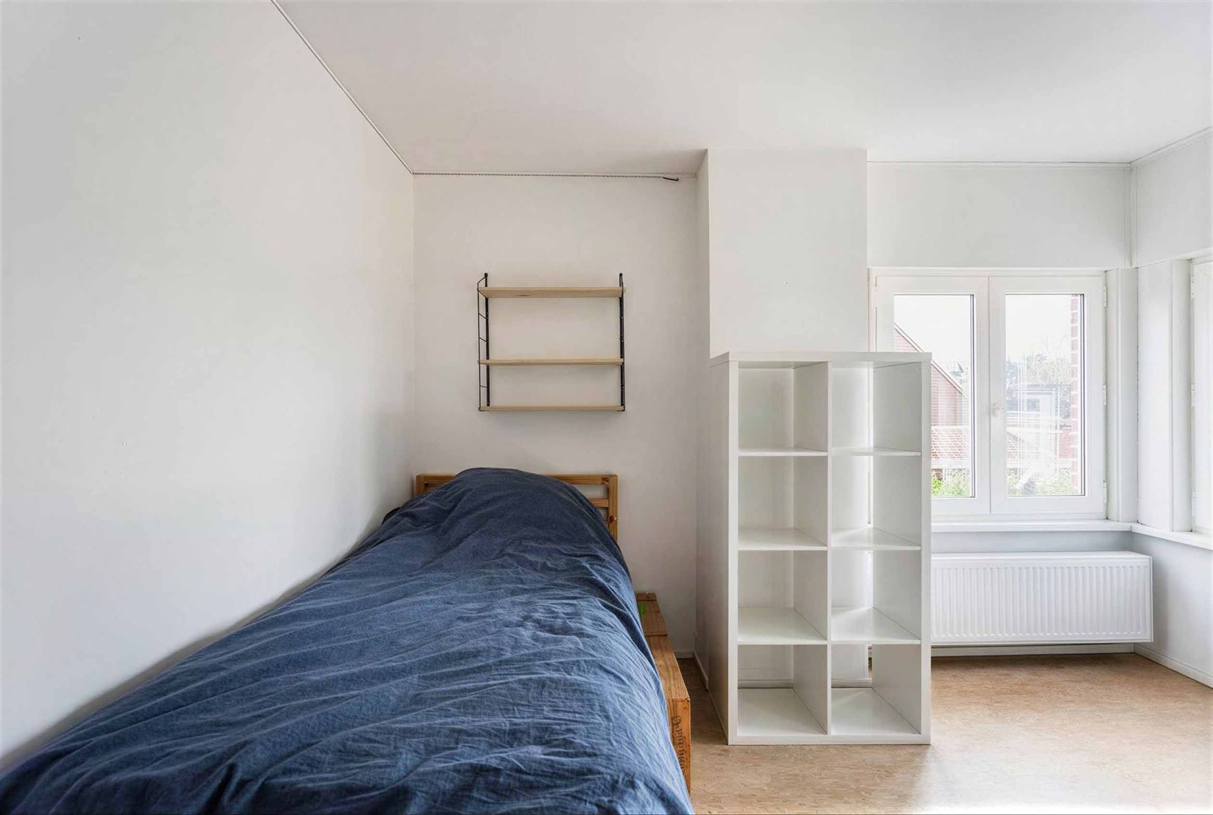 In Sleidinge, rustig en tegelijk verrassend goed verbonden met Gent, ontdek je deze stijlvolle halfopen gezinswoning met een tuin die meteen de sfeer ...