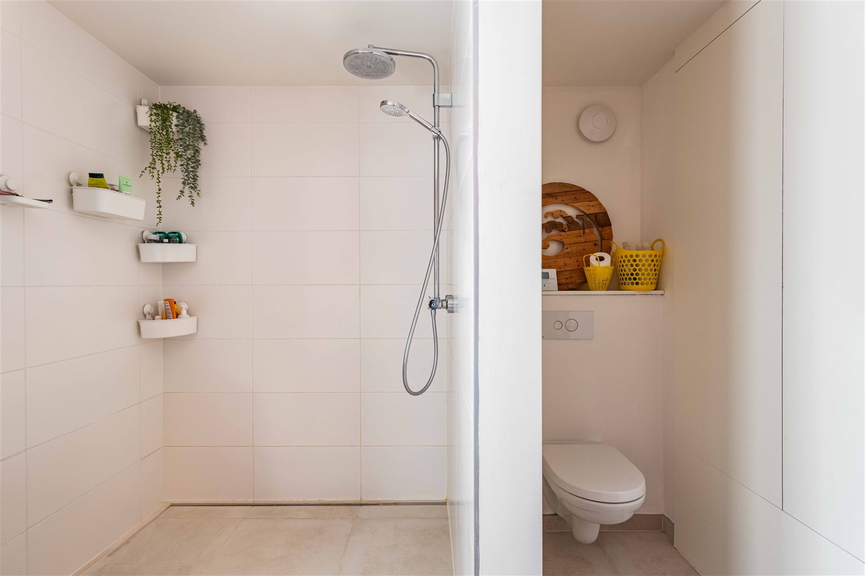 In Sleidinge, rustig en tegelijk verrassend goed verbonden met Gent, ontdek je deze stijlvolle halfopen gezinswoning met een tuin die meteen de sfeer ...