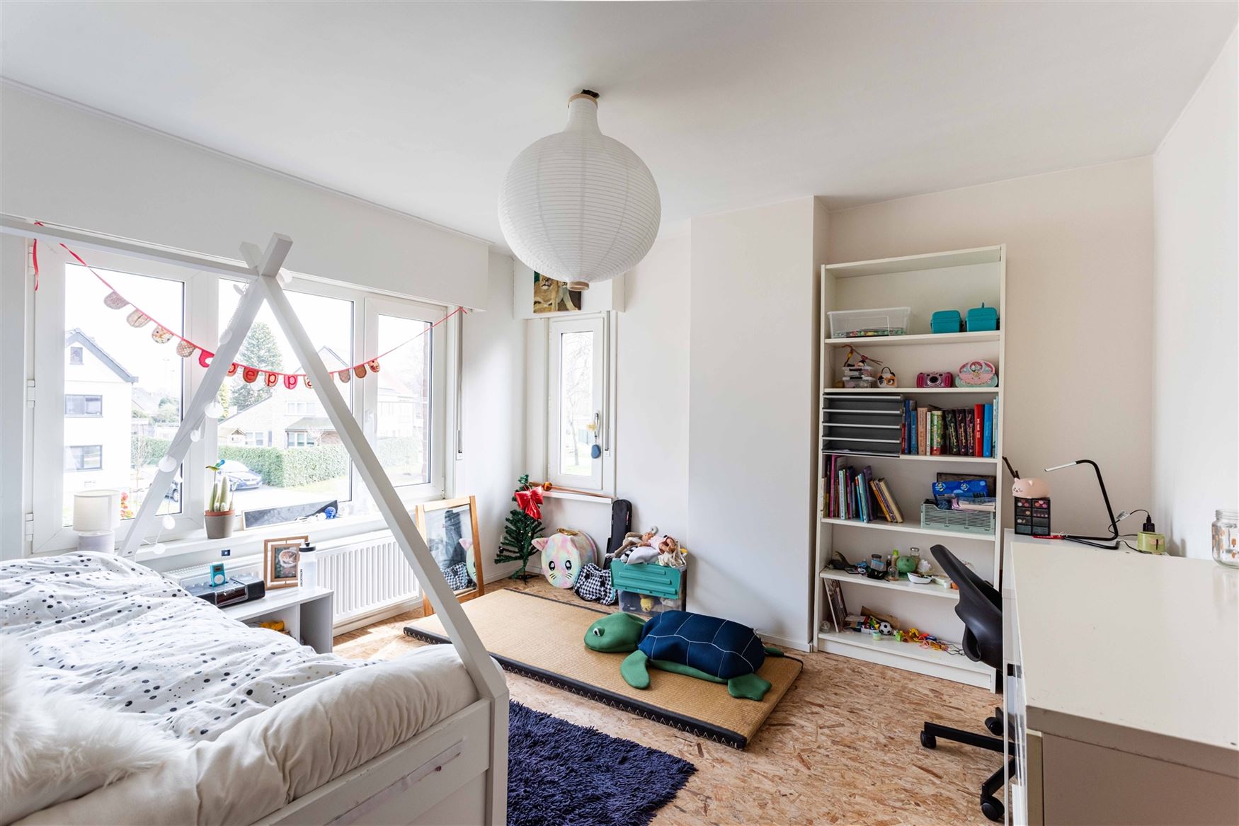 In Sleidinge, rustig en tegelijk verrassend goed verbonden met Gent, ontdek je deze stijlvolle halfopen gezinswoning met een tuin die meteen de sfeer ...