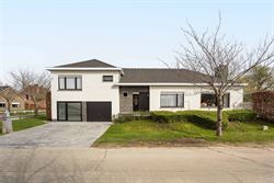 Op een rustige plek vlak bij het centrum van De Pinte ligt deze ruime woning te wachten op een nieuwe toekomst. Een huis met sterke structuur, mooie v...