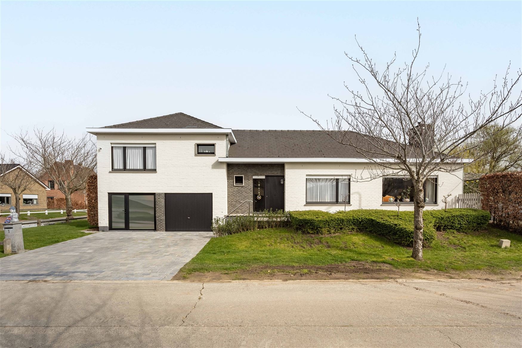 Op een rustige plek vlak bij het centrum van De Pinte ligt deze ruime woning te wachten op een nieuwe toekomst. Een huis met sterke structuur, mooie v...