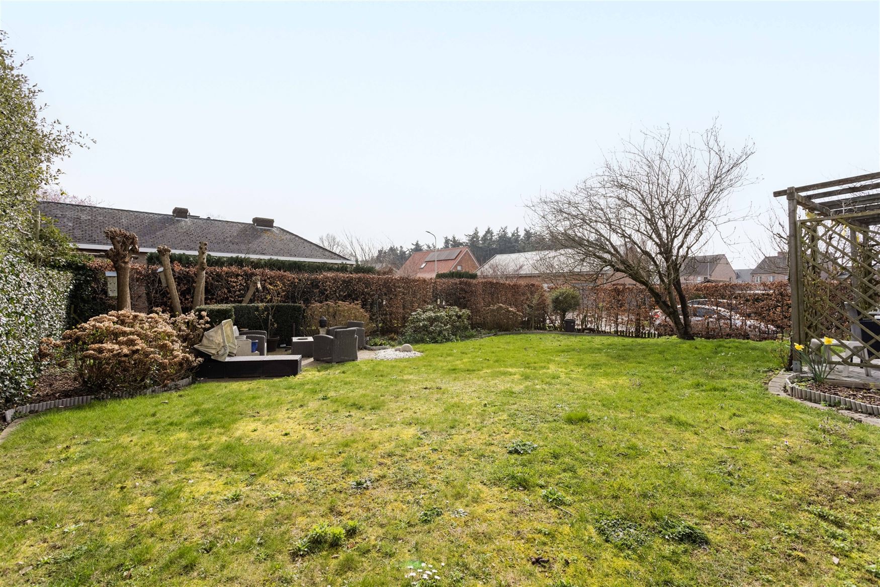 Op een rustige plek vlak bij het centrum van De Pinte ligt deze ruime woning te wachten op een nieuwe toekomst. Een huis met sterke structuur, mooie v...