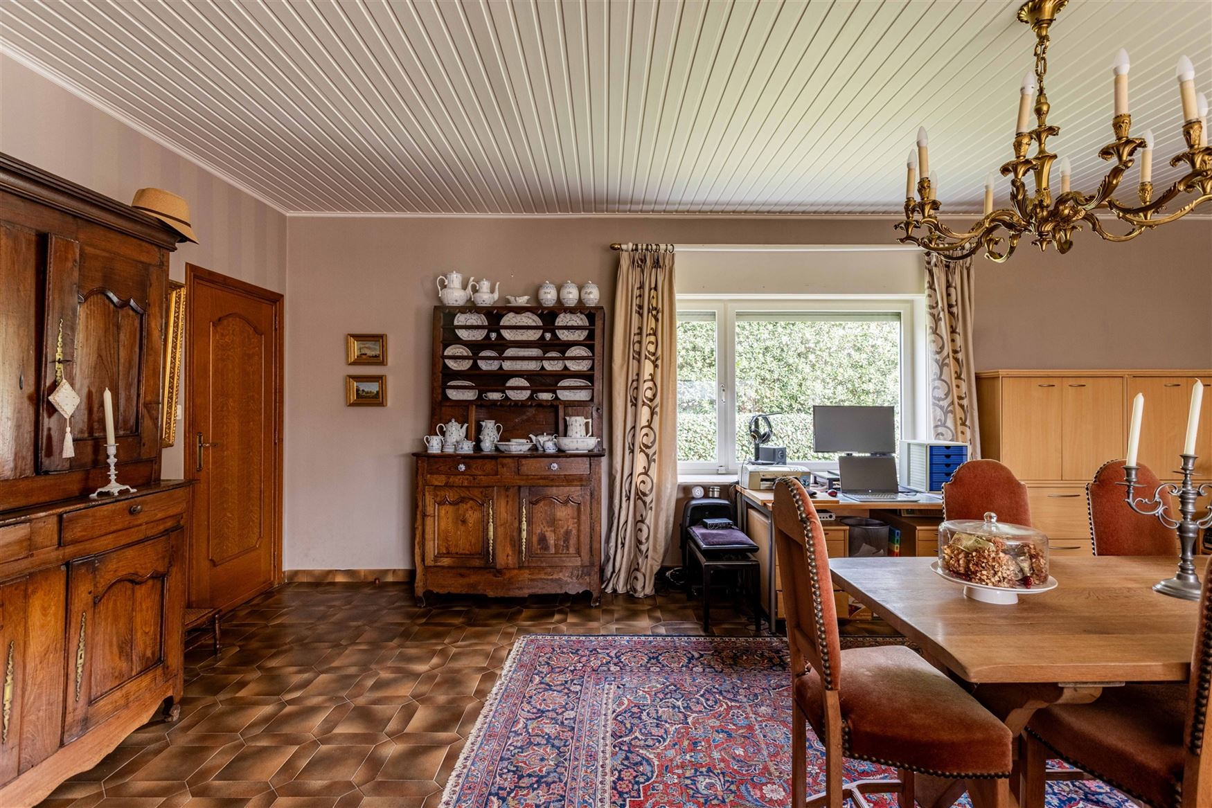 Op een rustige plek vlak bij het centrum van De Pinte ligt deze ruime woning te wachten op een nieuwe toekomst. Een huis met sterke structuur, mooie v...