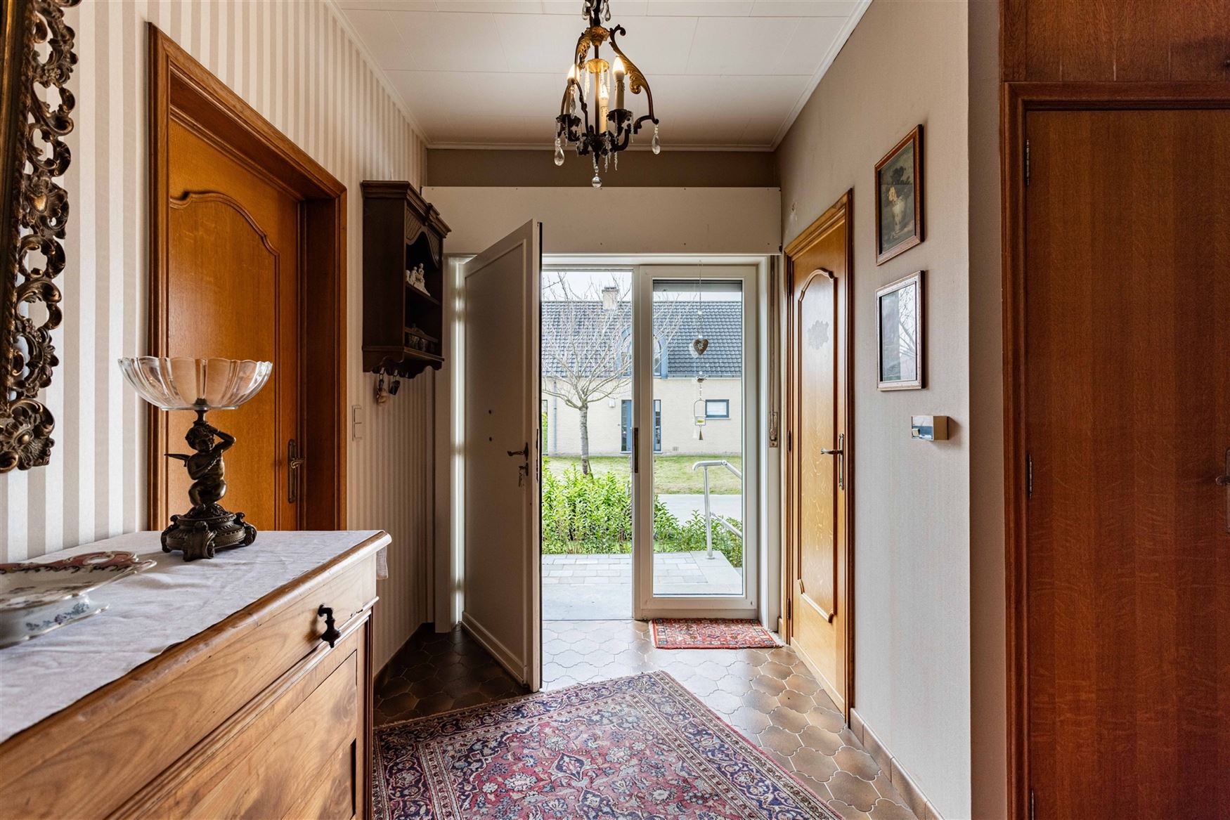 Op een rustige plek vlak bij het centrum van De Pinte ligt deze ruime woning te wachten op een nieuwe toekomst. Een huis met sterke structuur, mooie v...