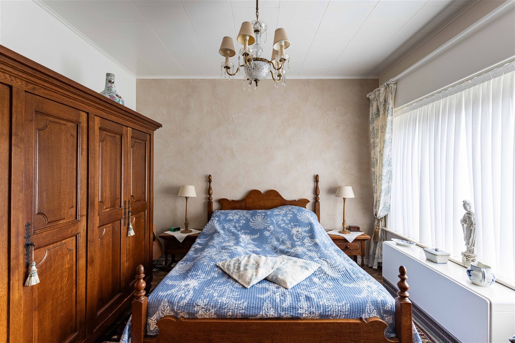 Op een rustige plek vlak bij het centrum van De Pinte ligt deze ruime woning te wachten op een nieuwe toekomst. Een huis met sterke structuur, mooie v...