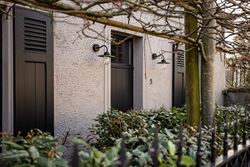 Achter deze charmante gevel in Kruisem schuilt een woning die je niet verwacht. Oorspronkelijk gebouwd in 1917 en met bijzonder veel gevoel voor esthe...