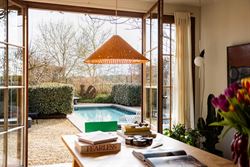 Achter deze charmante gevel in Kruisem schuilt een woning die je niet verwacht. Oorspronkelijk gebouwd in 1917 en met bijzonder veel gevoel voor esthe...