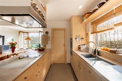 Achter deze charmante gevel in Kruisem schuilt een woning die je niet verwacht. Oorspronkelijk gebouwd in 1917 en met bijzonder veel gevoel voor esthe...