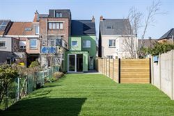 Achter deze gevel schuilt een verrassend ruime en quasi volledig vernieuwde thuis waar licht, smaak en kwaliteit centraal staan. Rustig gelegen en toc...