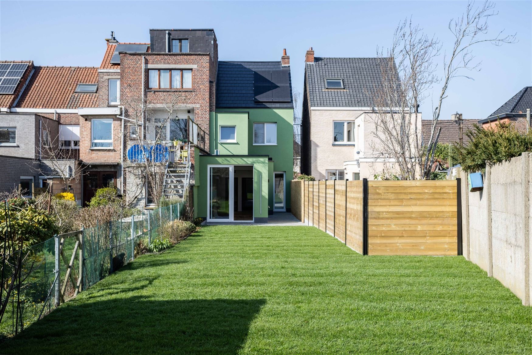 Achter deze gevel schuilt een verrassend ruime en quasi volledig vernieuwde thuis waar licht, smaak en kwaliteit centraal staan. Rustig gelegen en toc...