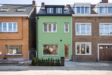 Achter deze gevel schuilt een verrassend ruime en quasi volledig vernieuwde thuis waar licht, smaak en kwaliteit centraal staan. Rustig gelegen en toc...