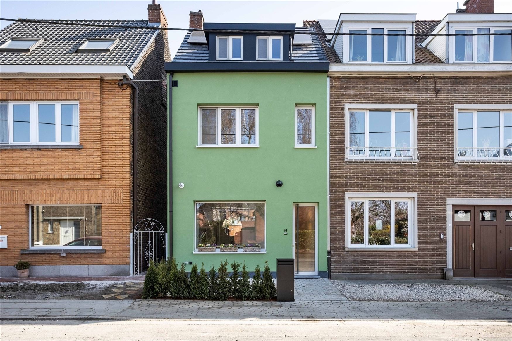 Achter deze gevel schuilt een verrassend ruime en quasi volledig vernieuwde thuis waar licht, smaak en kwaliteit centraal staan. Rustig gelegen en toc...