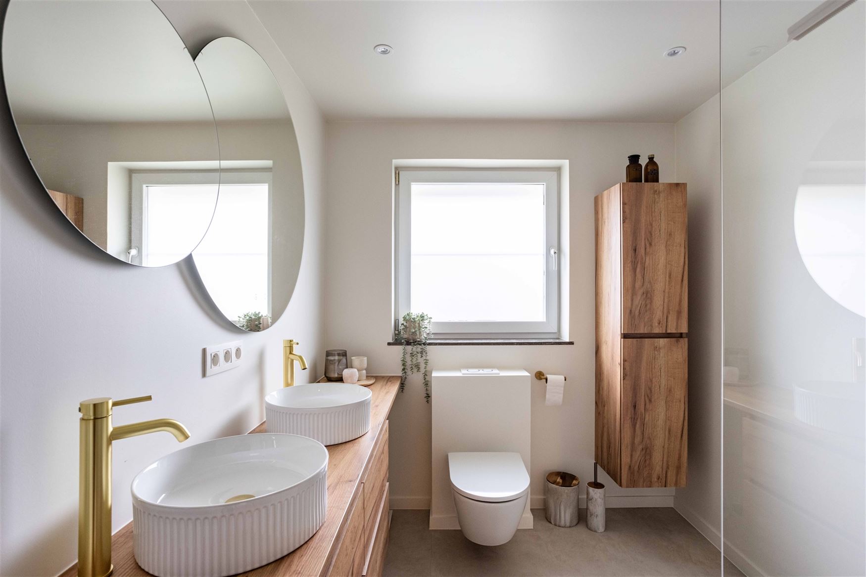 In een rustige en kindvriendelijke woonwijk in Vosselare staat deze perfect onderhouden halfopen bebouwing klaar voor een nieuw gezin. Een woning waar...