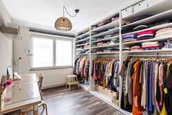 In een rustige en kindvriendelijke woonwijk in Vosselare staat deze perfect onderhouden halfopen bebouwing klaar voor een nieuw gezin. Een woning waar...