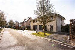 In een rustige en kindvriendelijke woonwijk in Vosselare staat deze perfect onderhouden halfopen bebouwing klaar voor een nieuw gezin. Een woning waar...