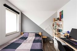 In een rustige en kindvriendelijke woonwijk in Vosselare staat deze perfect onderhouden halfopen bebouwing klaar voor een nieuw gezin. Een woning waar...