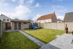 In een rustige en kindvriendelijke woonwijk in Vosselare staat deze perfect onderhouden halfopen bebouwing klaar voor een nieuw gezin. Een woning waar...