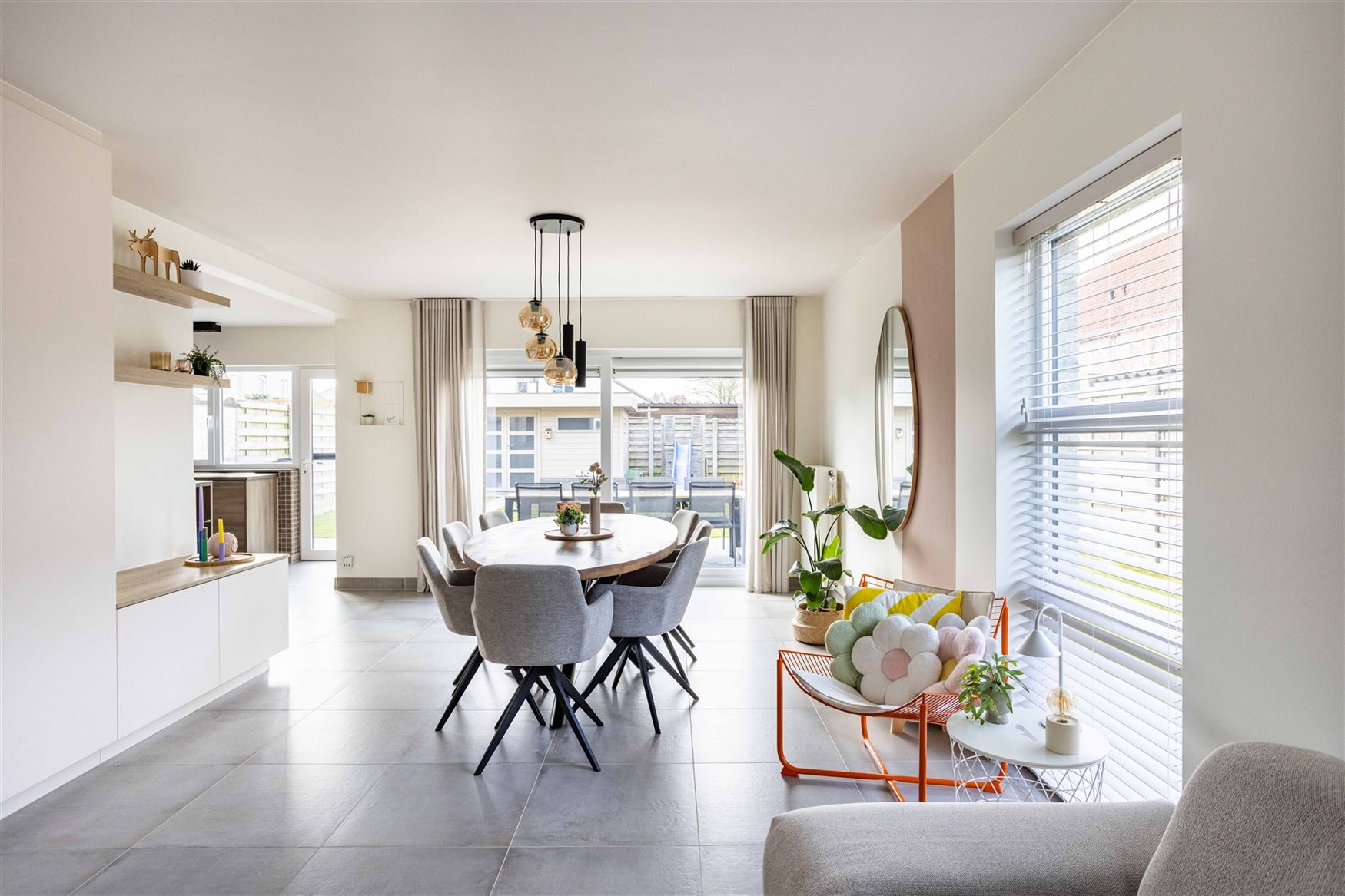 In een rustige en kindvriendelijke woonwijk in Vosselare staat deze perfect onderhouden halfopen bebouwing klaar voor een nieuw gezin. Een woning waar...