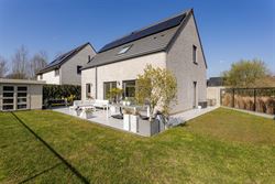 Deze moderne open bebouwing uit 2014 is gelegen in een rustige, doodlopende straat in Ursel, deelgemeente van Aalter.  De woning combineert hedendaags...