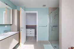 Deze moderne open bebouwing uit 2014 is gelegen in een rustige, doodlopende straat in Ursel, deelgemeente van Aalter.  De woning combineert hedendaags...