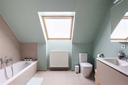 Deze moderne open bebouwing uit 2014 is gelegen in een rustige, doodlopende straat in Ursel, deelgemeente van Aalter.  De woning combineert hedendaags...