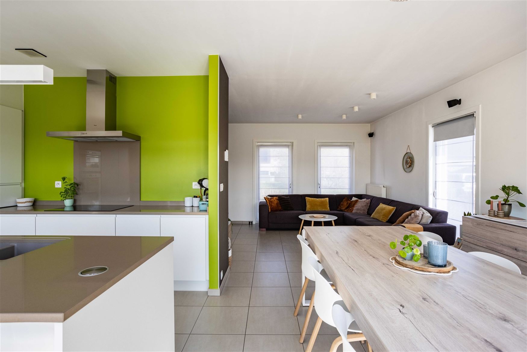 Deze moderne open bebouwing uit 2014 is gelegen in een rustige, doodlopende straat in Ursel, deelgemeente van Aalter.  De woning combineert hedendaags...